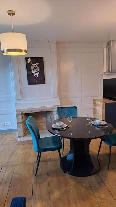 Gîte pour 2 personnes, avec terrasse et vue dans Office De Tourisme Du Pays De Murat Sud Auvergne - 3