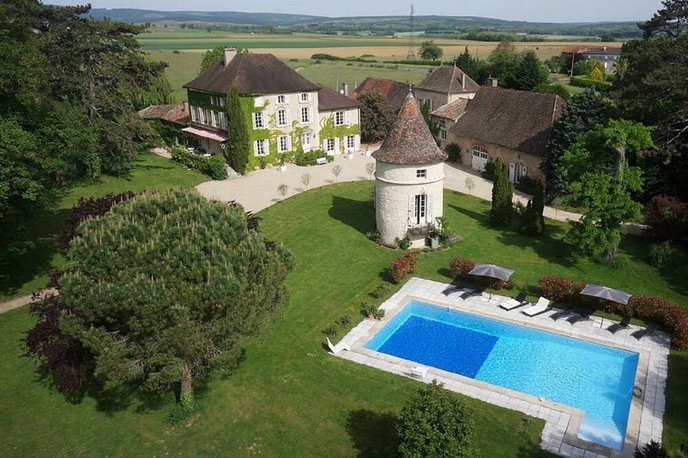 Petit gîte pour 2 personnes avec piscine dans l'ancienne écurie de notre Château in Montbellet, Région de Mâcon