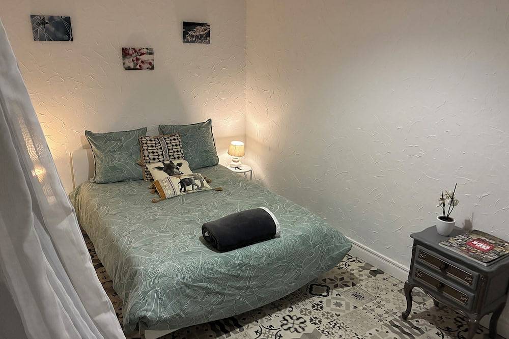 Nice, cozy, comfortable house in a quiet area, wifi, with 2 courtyards, 70m2, 2 bedrooms in Belleville-sur-Meuse, Verdun
