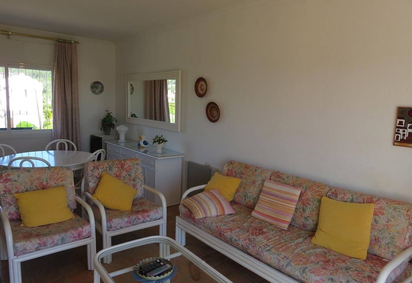Apartamento entero, Apartamento 'Les Fonts 83' con piscina compartida, terraza privada y balcón in Torroella de Montgrí, Costa Brava