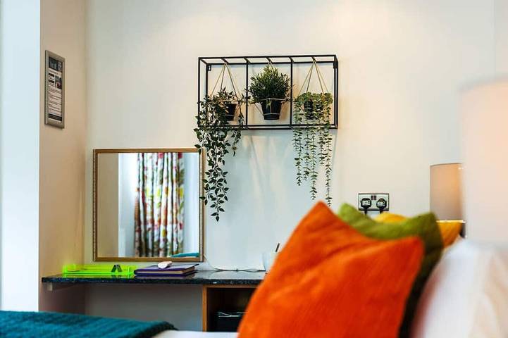 Charming double room courtyard view in Penarth, Cardiff