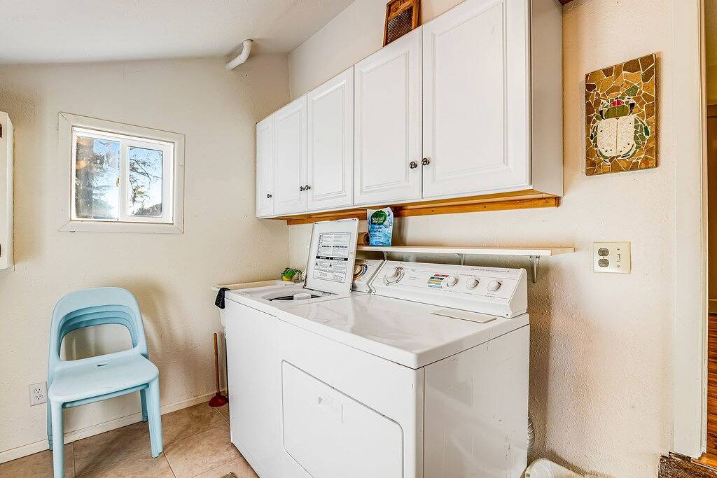 Modernisiertes, hundefreundliches Ferienhaus mit Feuerstelle im Freien, drei Blocks vom Strand entfernt in Gearhart, Clatsop County