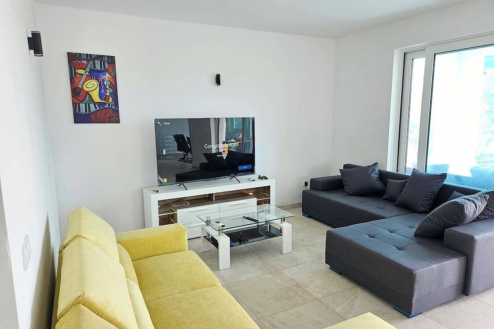 Brand new Villa with pool located just 5 minutes walk from beach. in Blace, Dubrovnik-Neretva