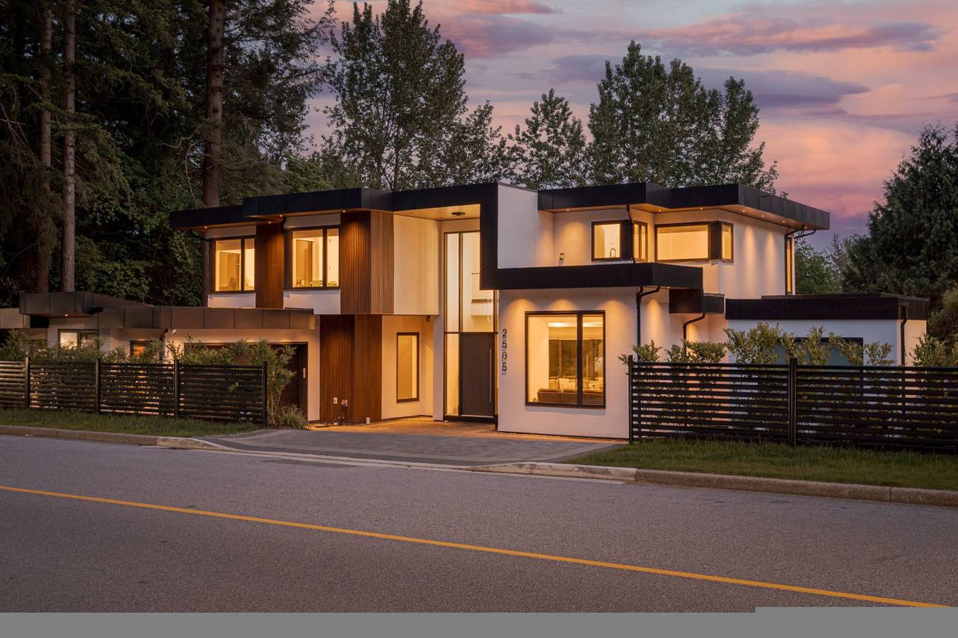 Luxe 5Br Edgemont Mansion | Theatre & Forest Views in Columbia Británica