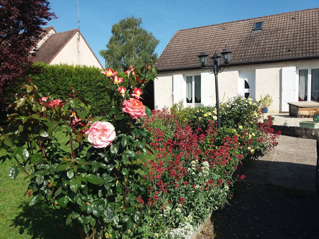 Bienvenue Chez Nat - 2 chambres "Rose et Narcisse" (chaque chambre = 14 m2) in Hermé, Seine-et-Marne