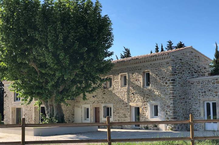 Gîte pour 10 personnes, avec Jacuzzi ainsi que Jardin et Piscine à Clansayes