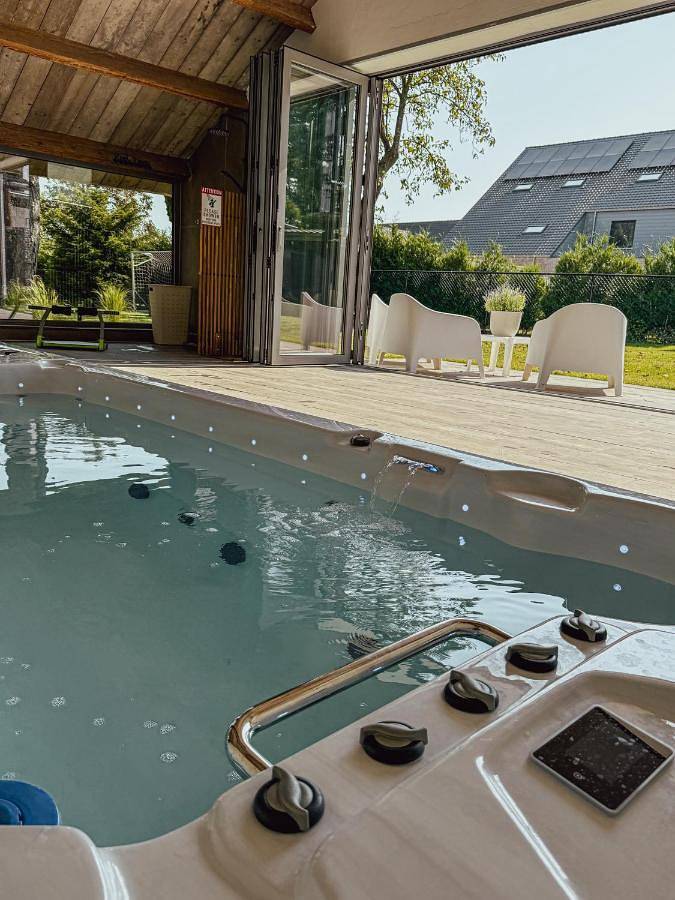 Ferienhaus für 16 Personen, mit Whirlpool und Terrasse sowie Garten und Pool in Sint-Niklaas
