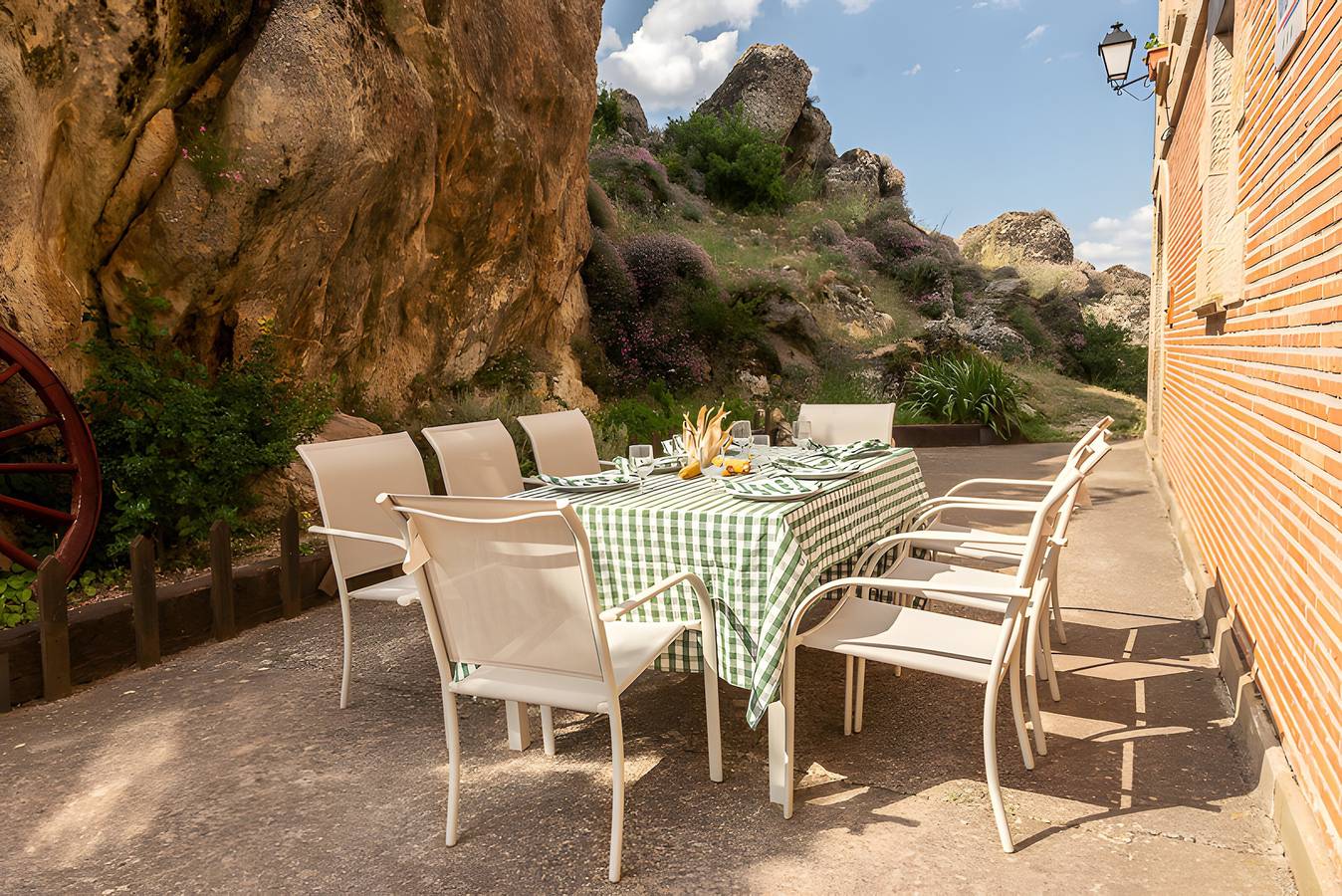 Casa de vacaciones 'Chanin I -Ii' con jardín privado, balcón y Wi-Fi in Pinilla de los Barruecos, Provincia de Burgos