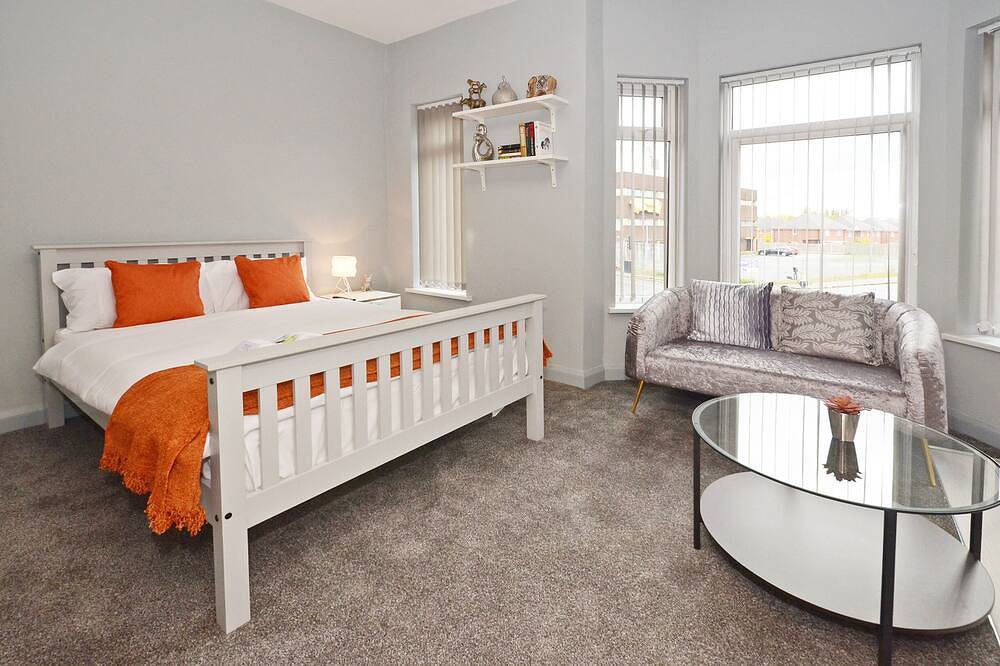 Entire apartment, Townhouse Plus @ 301 West Street - Superior Studio With Tv in Crewe, Cheshire East