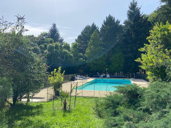 Gîte pour 6 personnes, avec piscine et jardin dans Le Dourn