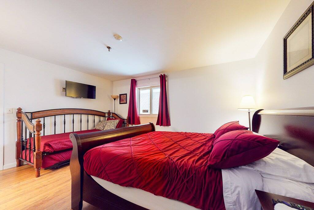 Ganze Wohnung, Inviting condo in quiet locale with partial lake views, balcony & grilling area in Gilford, Lake Winnipesaukee