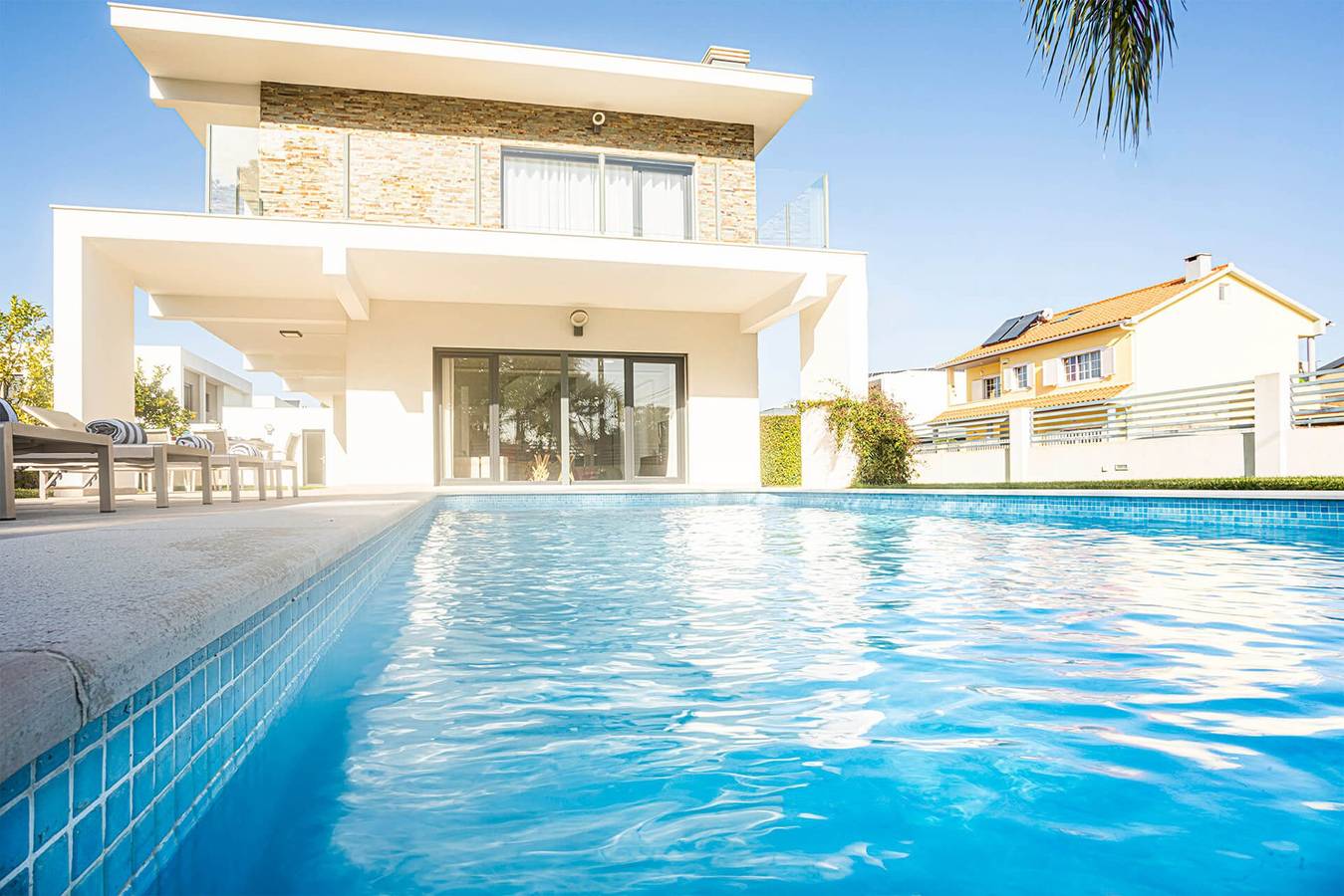 Spacious Aroeira Villa | 4 Bedrooms | Villa Sassi | Beautiful Gardens | Well Furnished in Aroeira, Charneca de Caparica e Sobreda