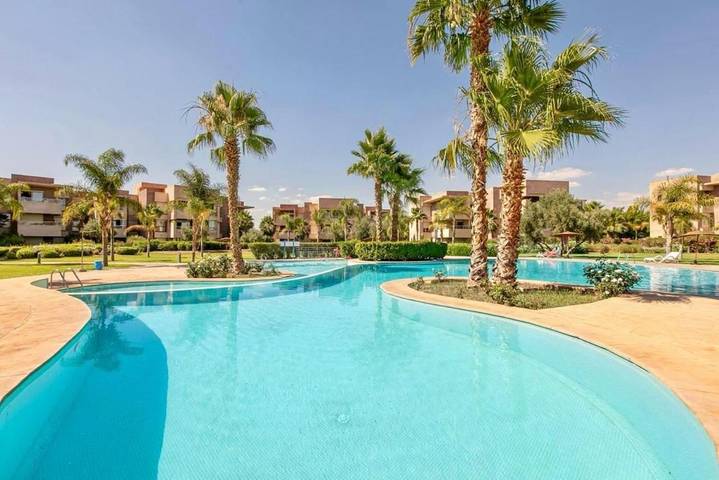 Appartement de vacances pour 4 personnes, avec piscine et jardin ainsi que terrasse et vue