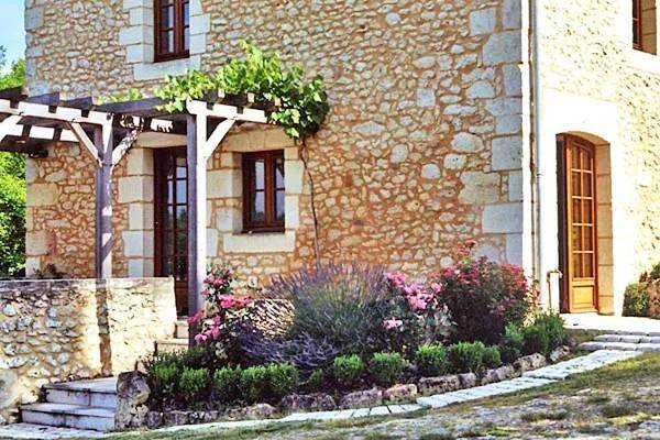 Location de vacances pour 6 personnes, avec terrasse et jardin ainsi que vue et piscine à Saint-Laurent-des-Bâtons - 4