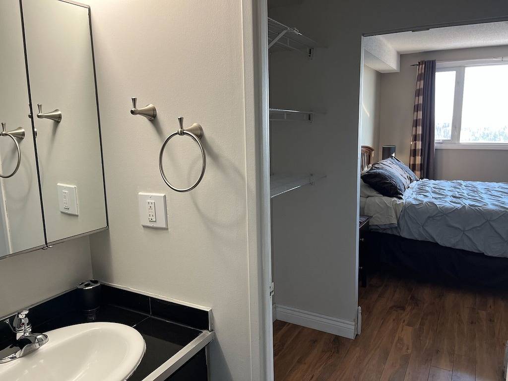 Ganze Wohnung, Beautiful One Bedroom Condo at Checkmate Hill Condominiums in Red Deer