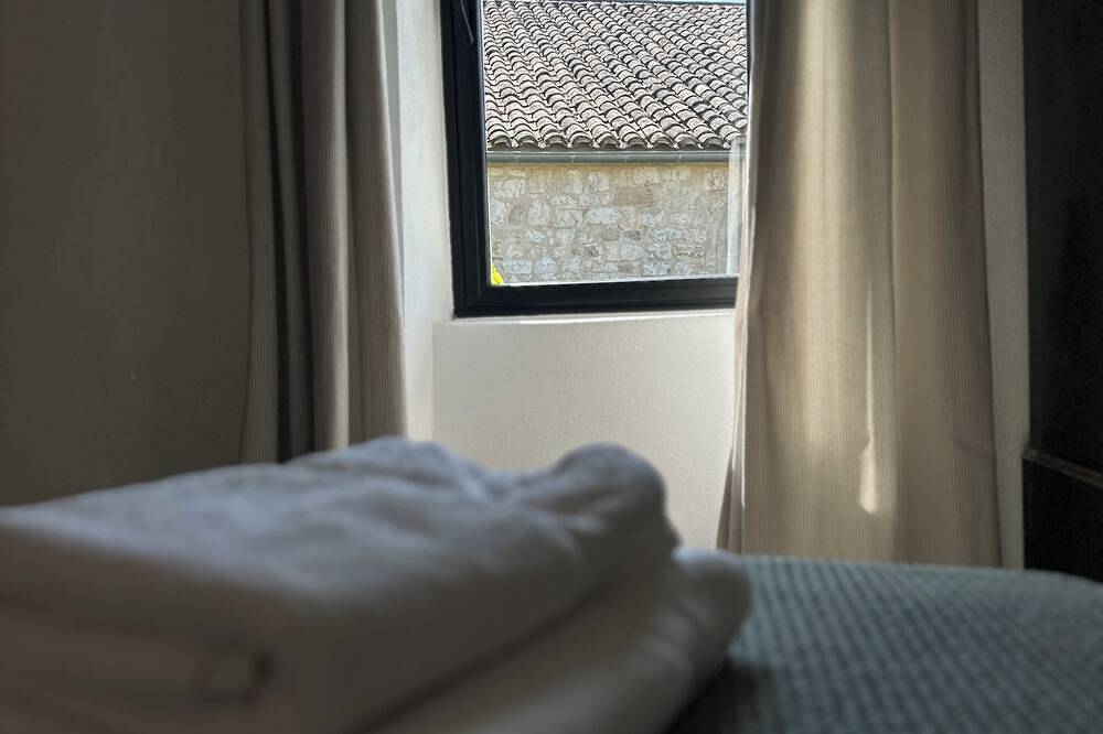 Renovated Priory for 8 – Peaceful Escape in Southern France in Saint-Victor-des-Oules, Nimes en omgeving