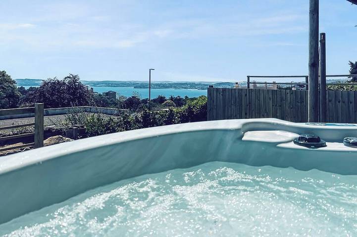 Glamping for 2 people, with hot tub in Torquay