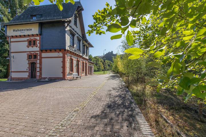 Ferienhaus ‚Bahnhof Hohenstein‘ – mit 7.000 Quadratmeter großem Grundstück zur alleinigen Nutzung in Hohenstein, Rheingau-Taunus-Kreis