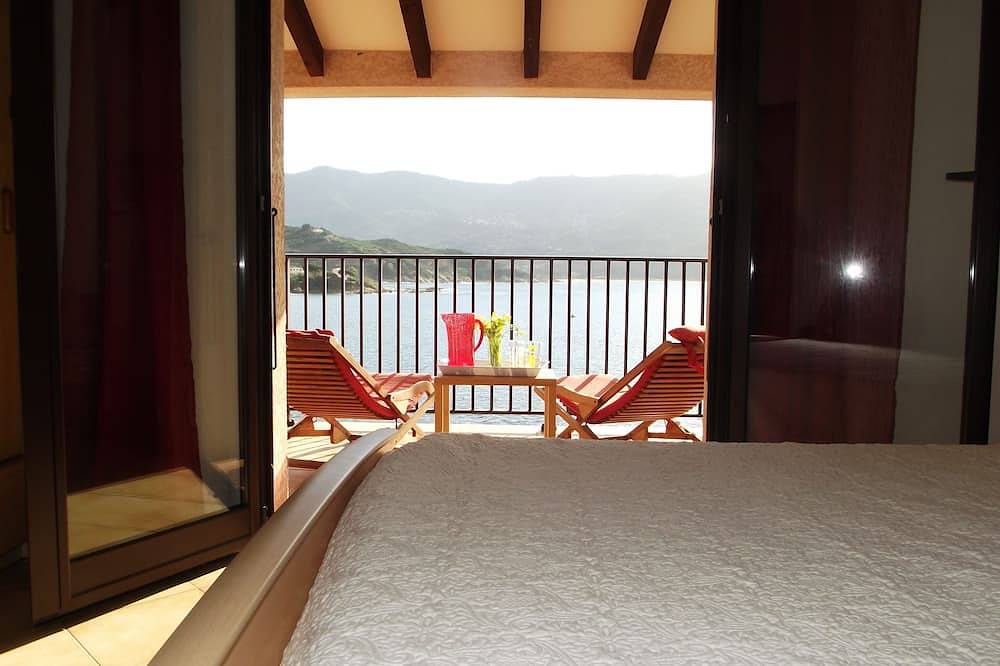 Maison pieds dans l'eau, Confort & détente, plage de sable devant la maison in Tiuccia, Casaglione