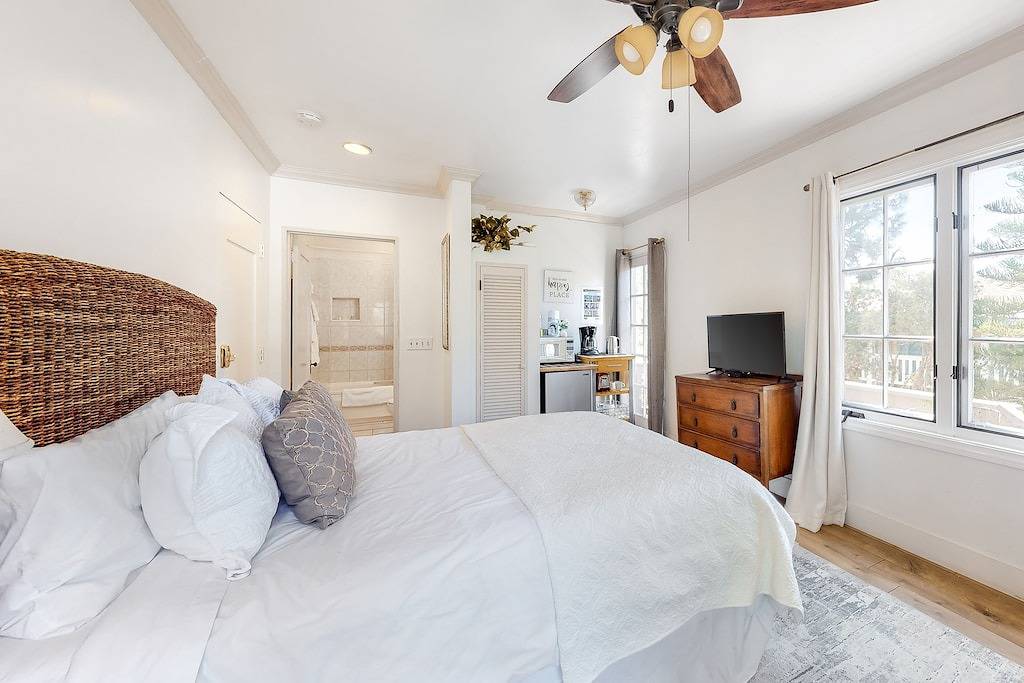 Lovely corner unit studio with patio & grill - 1 block to famed East Beach in Santa Barbara, Santa Barbara County