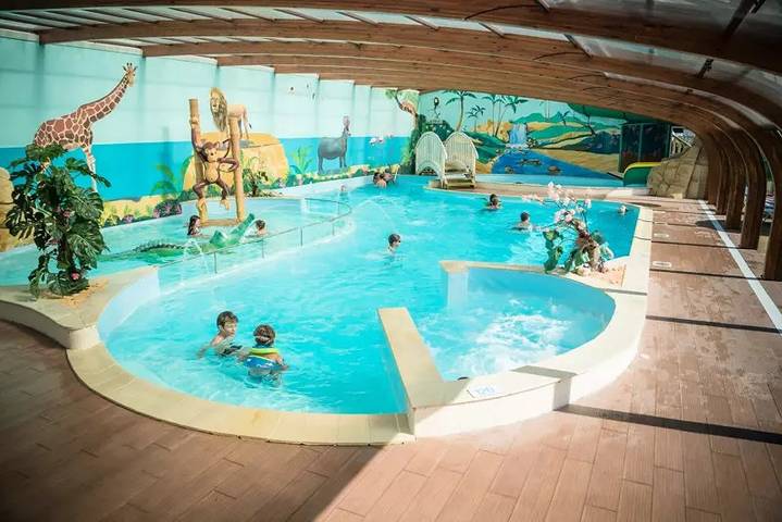 Camping pour 4 personnes, avec Piscine à Saint-Vincent-sur-Jard