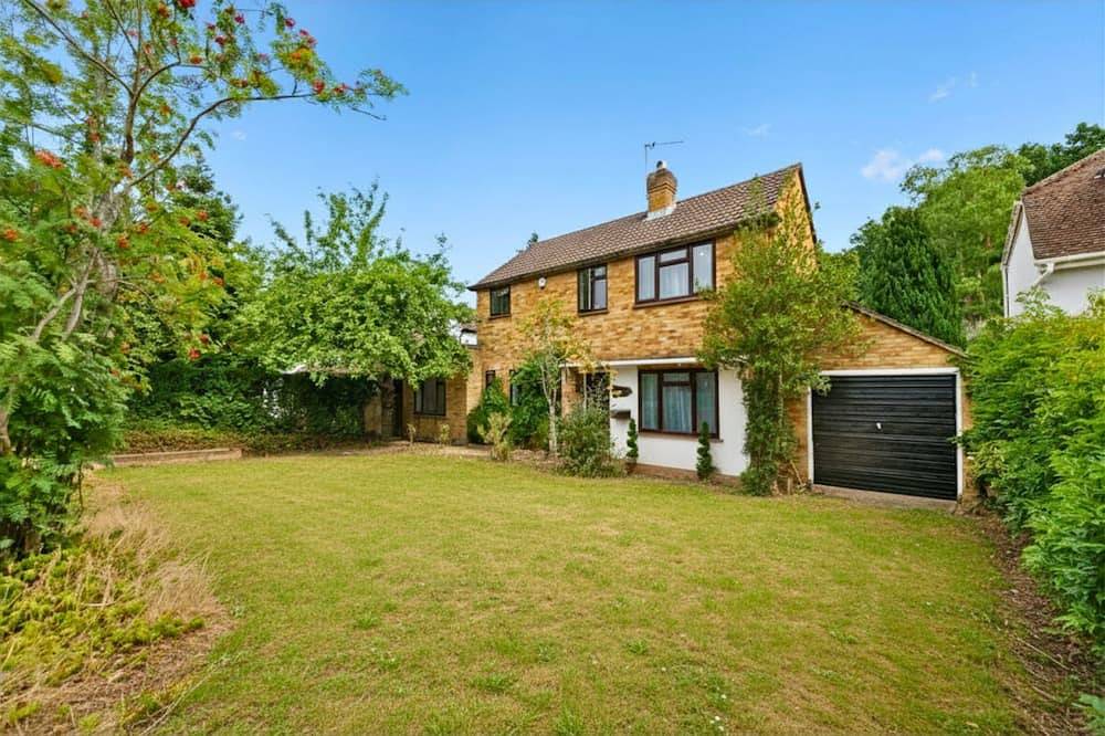 Stylish home I sleeps 8 I free parking in Thorpe Park, Surrey