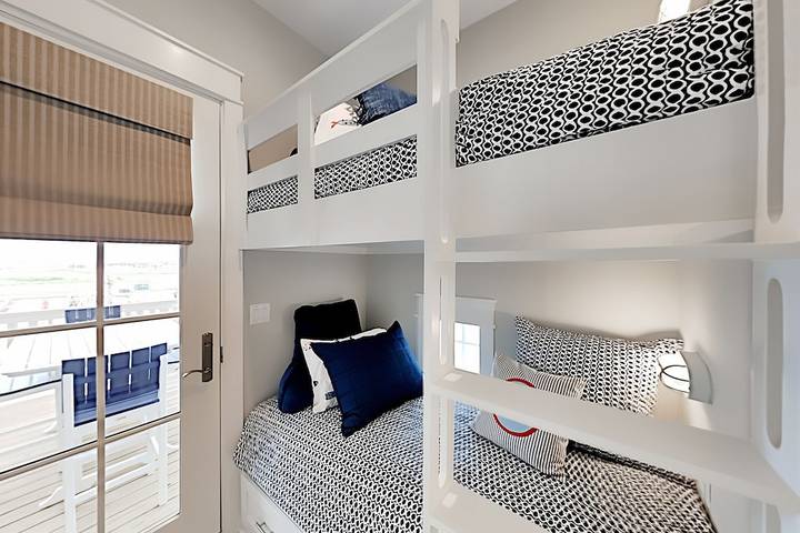 Vacation home for 10 people, with balcony and pool in Port Aransas