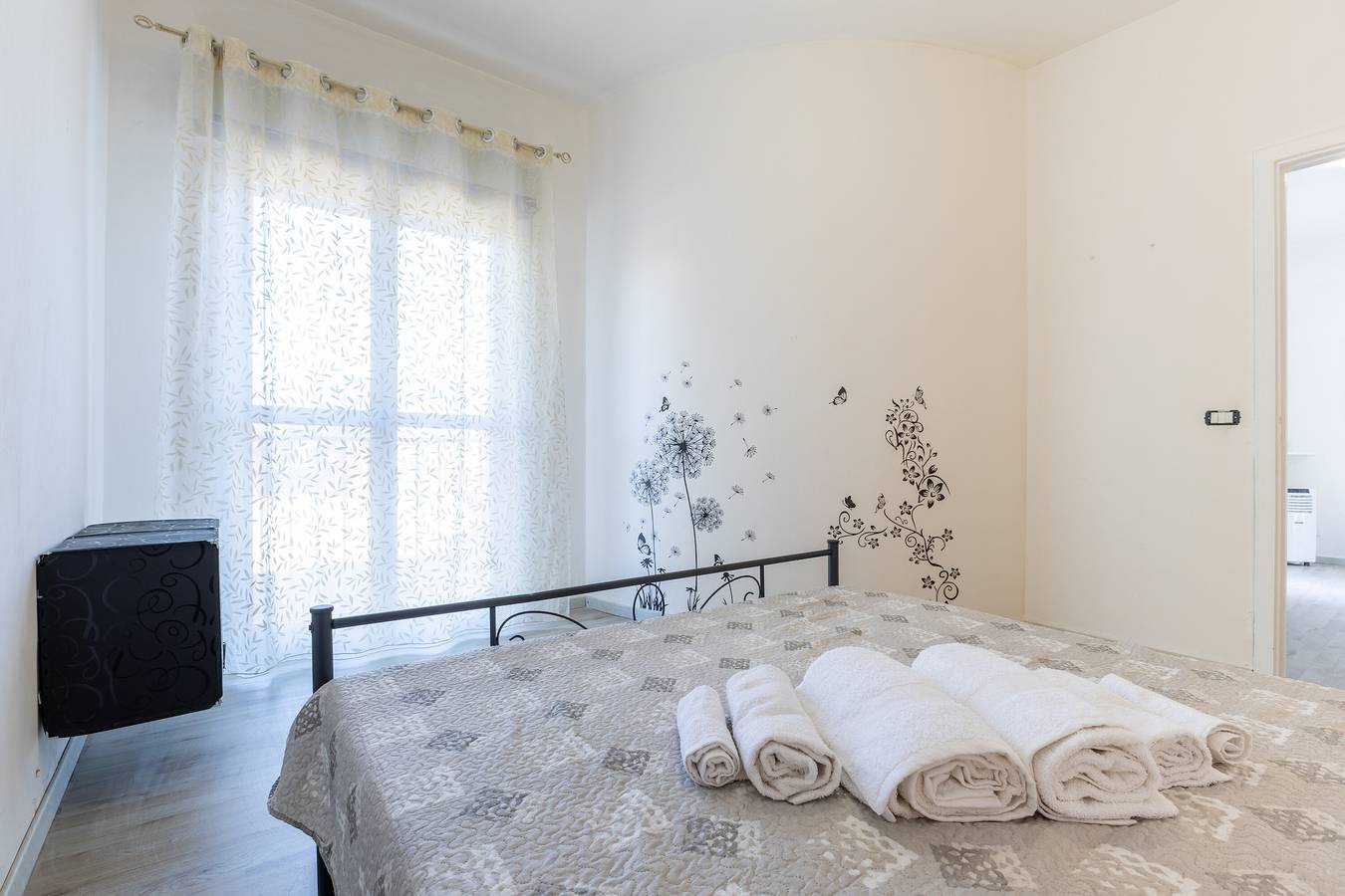 Appartamento intero, Appartamento 'Bilocale In Villa Con Piscina' con vista sulle montagne, piscina condivisa e Wi-Fi in Comiso, Provincia di Ragusa