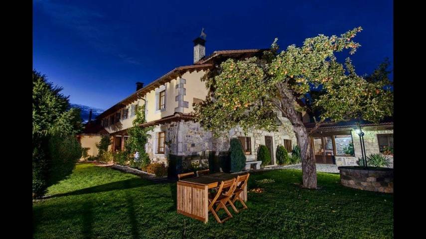Casa rural para 3 personas, con Jacuzzi además de Terraza y Jardín en Posada de Valdeón