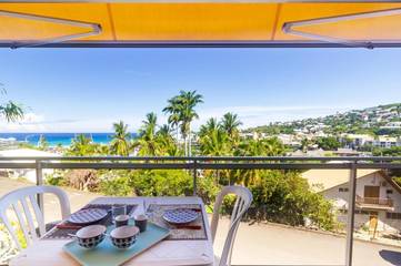 Gîte pour 4 personnes, avec vue ainsi que balcon et piscine dans Port de Saint-Gilles les Bains