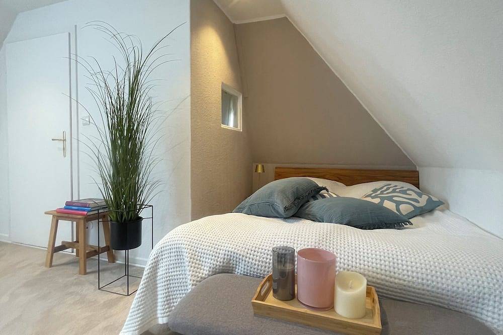 Ferienhaus neu saniert - 2 Min. zum Strand - großes ruhiges Naturgrundstück in Schashagen, Ostholstein