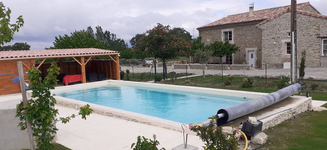 Gîte pour 8 personnes, avec terrasse ainsi que piscine et jardin