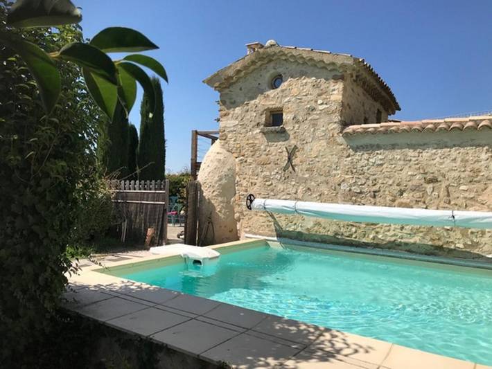 Gîte pour 8 personnes, avec terrasse ainsi que piscine et jardin, animaux acceptés
