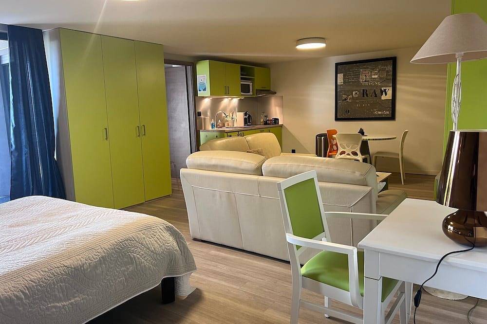Appartement entier, Magnifique Studio dans Villa Contemporaine au Calme avec Piscine & Parking Privé in Beaumont-lès-Valence, Région de Valence