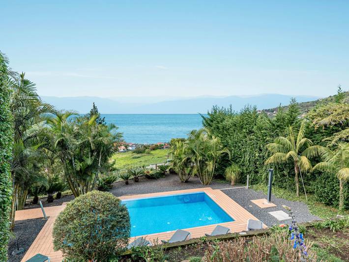 Location de vacances pour 3 personnes, avec jardin et piscine dans Arco da Calheta