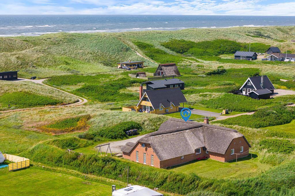 Traumhafte Lage, strandnahes Ferienhaus mit Pool in Årgab in Årgab, Holmsland Klit