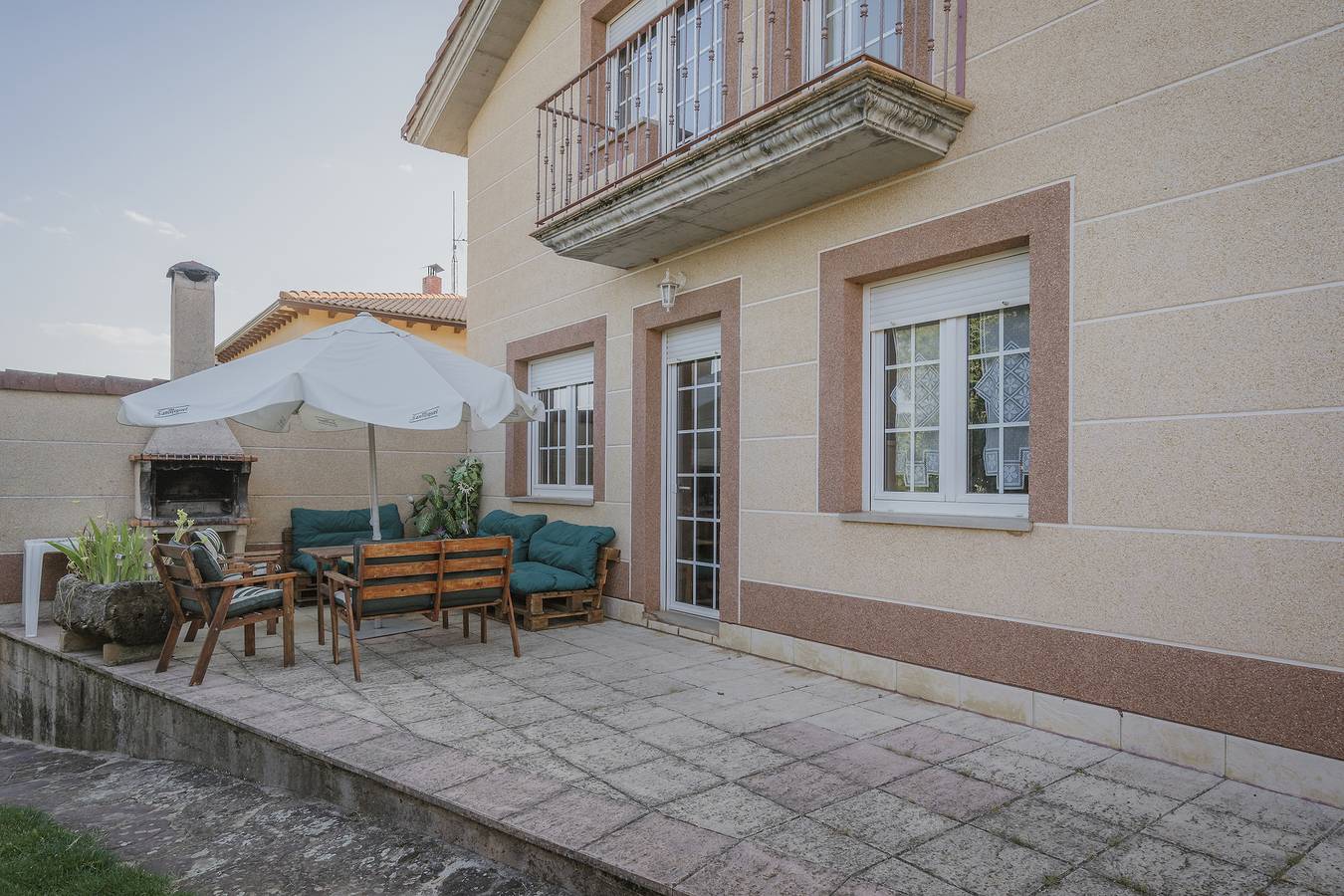 Casa de vacaciones 'San Pelayo' con vistas a la montaña, piscina compartida y terraza privada in San Millán de Lara, Provincia de Burgos