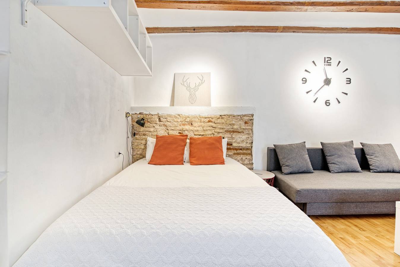 Entire apartment, Studio Apartment 'Mendoza' with Balcony, Wi-Fi and Air Conditioning in Valencia City Centre, Valencia