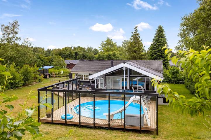 Ferieudlejning for 6 personer, med Jacuzzi og Terrasse såvel som Have og Sauna i Aalborg Kommune