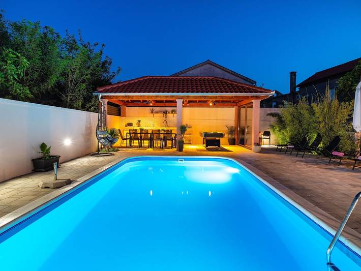 Ferienhaus für 12 Personen, mit Balkon/Terrasse und Terrasse sowie Whirlpool und Garten in Petrcane - 3