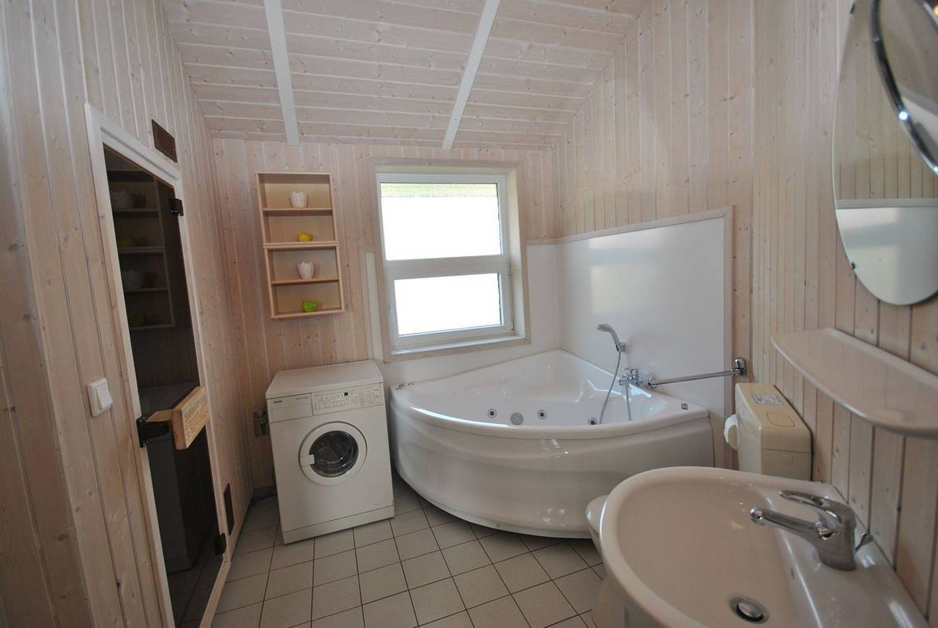 Gemütlich eingerichtetes Ferienhaus im Ferienpark Seeland mit Wasserlage in Otterndorf, Cuxland