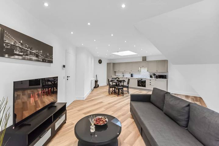 Apartment for 5 people, with terrace in Croydon