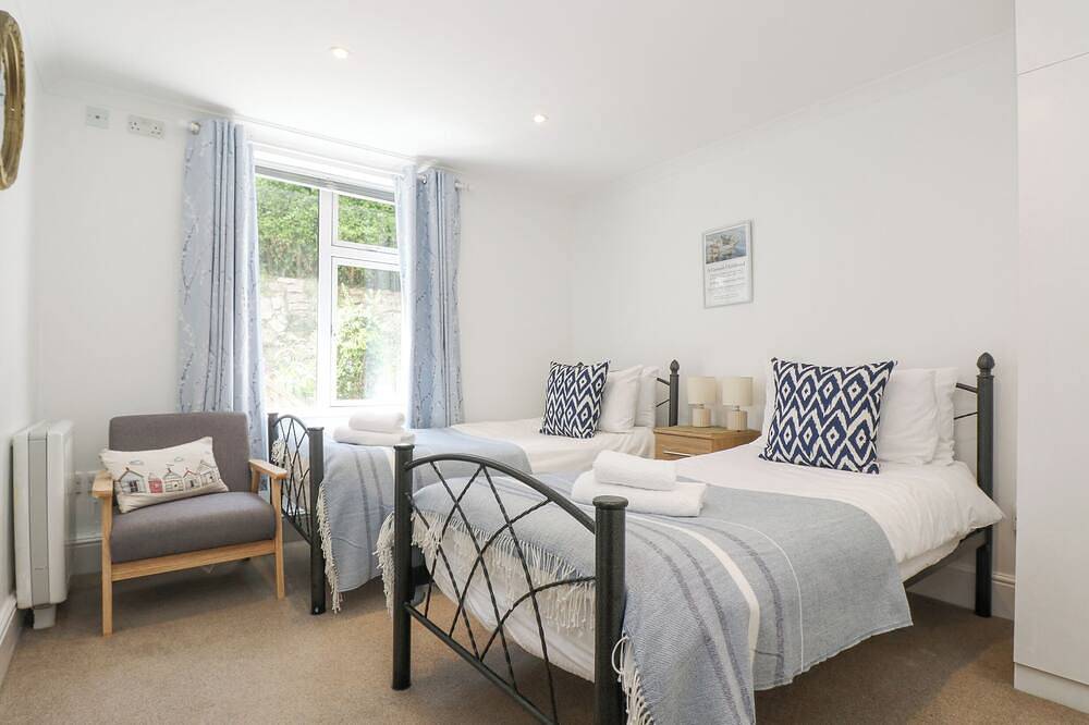 Godrevy, country holiday cottage, with a garden in Porthcurno in Porthcurno, Cornwall