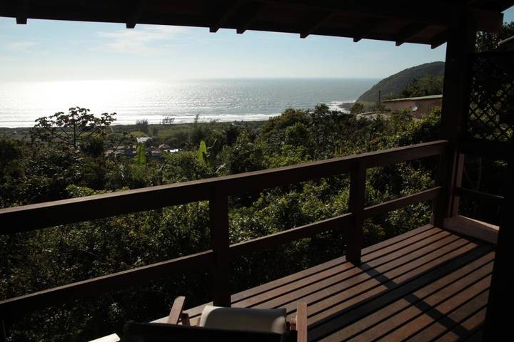 Casas e apartamentos de temporada para 2 pessoas, com vista e jardim e ainda piscina em Garopaba