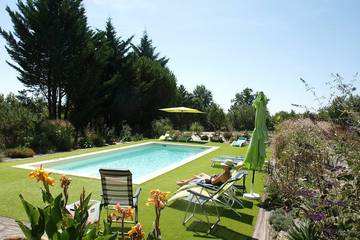 Gîte pour 5 personnes, avec jardin ainsi que piscine et terrasse à Peyzac-le-Moustier