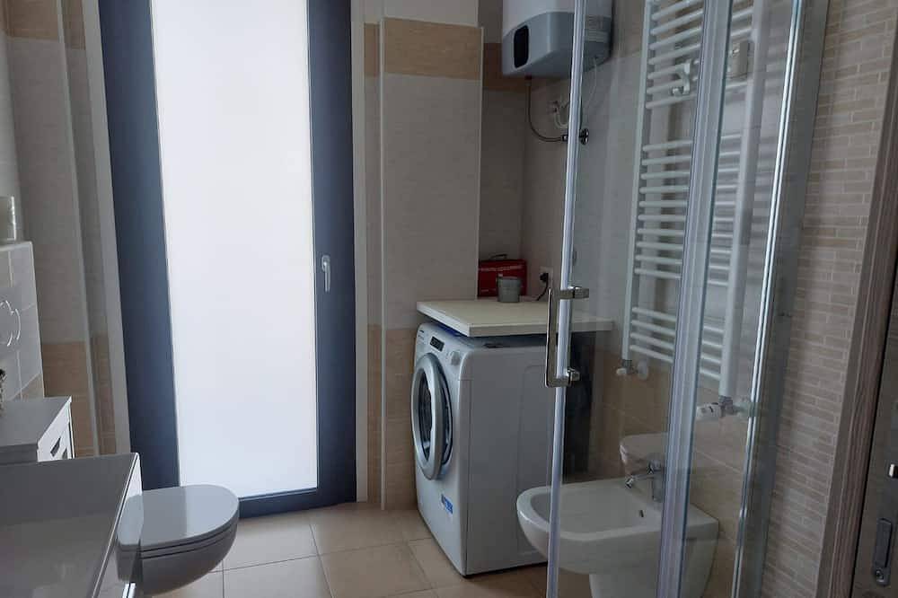 Ganze Wohnung, Miralago Apartment: Lake View & Lakefront Garden – near Lake Maggiore & Como in Oltrona al Lago, Gavirate