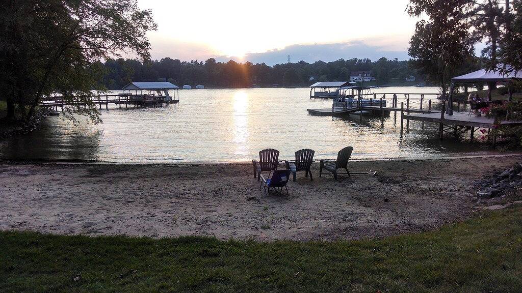 Sunset Serenity / Kayaks inklusive / Feuerstelle am Strand / Angeln am Pier in Lake Norman