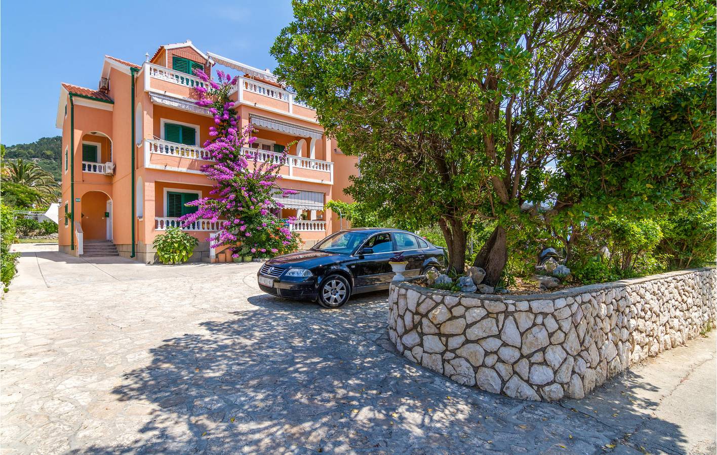 Ganze Ferienwohnung, Familienfreundliche Ferienwohnung mit Terrasse in der Nähe der Küste und des Stadtzentrums in Barbat na Rabu, Rab