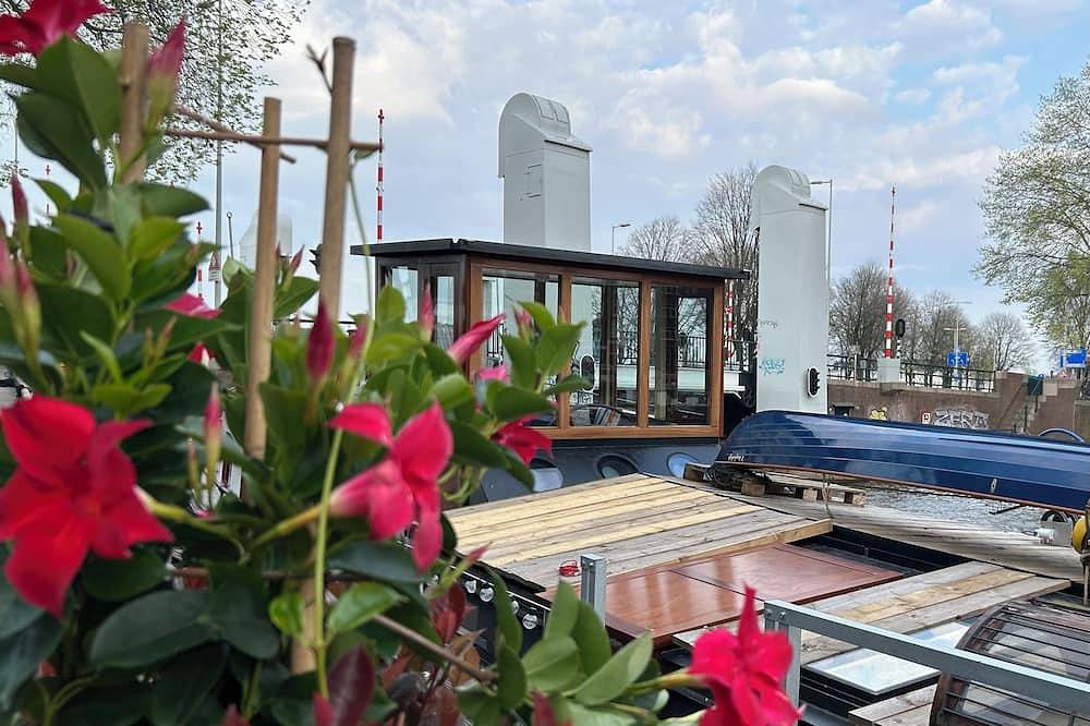 New: Sailors Suite on luxurious wellness houseboat in Dutch Coast
