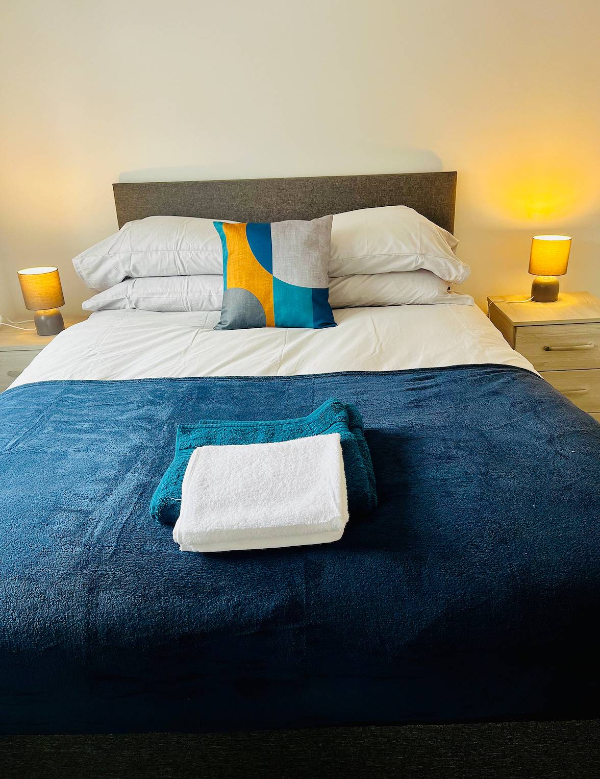 Entire vacation apartment, 2 Bed Flat - Sleeps 8 - Pets - Garden - Parking in Derbyshire